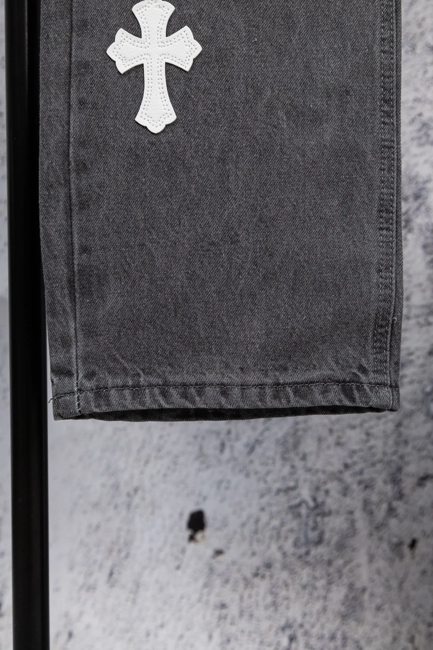 P240 Chromehearts limited edition blue and white classic cross patch leather gray jeans, priced at 34W level, patchwork cross pattern embellishment, washed jeans! ! An absolutely high-end luxury product, a 1.9W-level god-level single product, a super popular product, made by top heavy industry, a magic weapon that cannot be missed! [About Zangyin] This is an extremely luxurious fashion brand that can also be called the aristocracy of the high street. It has always been an exclusive brand for some hipsters or rich second generations. Compared with ordinary high streets, it is more luxurious and noble. Compared with luxury brands, it is more fashionable and individual. It has always been a brand that I have a special liking for. [Top heavy industry fashion design] Consistently high-street luxury style. Speaking of this style, the Zangyin family and GU family are definitely the leading representative brands. Especially the Zangyin family has really achieved a state-of-the-art effect in creating high-street style. The unique washed material is used to create this style. The color system is already quite eye-catching. After it is decorated with patchwork cross flowers, it cleverly highlights the charm of the brand. Secondly, this style uses classic The high-waist cutting design highlights the long legs and fashionable temperament of the upper body. The brand is highly recognizable and the slim fit configuration is more suitable for daily wear. It is a product that interprets personality, fashion, and specifications at a glance. This single product is enough to make any fan excited. It can be a white T-shirt for a youthful college style, or a tight suspender for a royal style. It has strong matching ability and can be easily controlled by men.  [Materials and craftsmanship] Needless to say, this point goes without saying. As an excellent craftsman brand, Zangyin’s requirements for details and craftsmanship are really perfect. The washed color of this model has gone through so many processes, not to mention the embellishment of denim appliques. It is also purely hand-made and sewn. Just like what they believe in, only hand-made things have soul and have the meaning of wear. A top-notch heavy-duty fashionable denim item, I look forward to your perfect interpretation! !  Color: Gray Size: 28-34